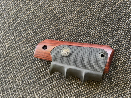 VENDIDAS . cachas Patchmayr para 1911, con inserto frontal de goma integrado . Nuevas . 
Precio 60 euros 00