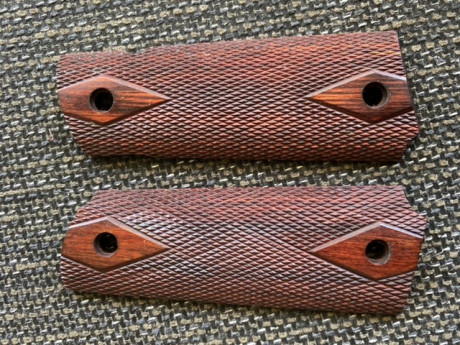 VENDIDAS . cachas de madera para 1911. Nuevas. 
Precio puestas en casa en peninsula. 40 euros. 
Gravias 01