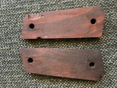 VENDIDAS . cachas de madera para 1911. Nuevas. 
Precio puestas en casa en peninsula. 40 euros. 
Gravias 00