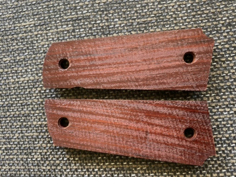 VENDIDAS . cachas de madera para 1911. Nuevas .
Precio 35 euros puestas en casa en peninsula.
Gracias 01