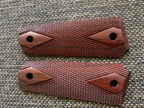 VENDIDAS . cachas de madera para 1911. Nuevas .
Precio 35 euros puestas en casa en peninsula.
Gracias 00