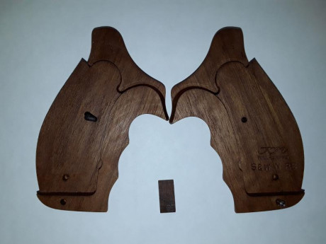  20191014_193205.jpg  20191014_193225.jpg  20191014_193252.jpg 
Cachas con logo para revolver S&W 10