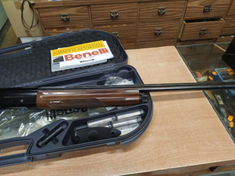 vendo escopeta benelli montefeltro zurdo con 5 choques interiores y maletín en 800€ , excelente estado 00