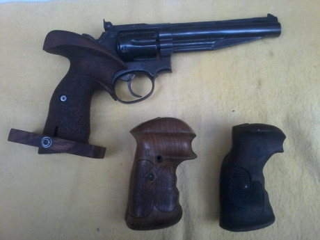 Se vende revolver llama calibre 38 modelo olimpic
con tres juegos de cachas
esta en Collado Villalba Madrid
precio 01