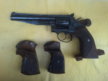 Se vende revolver llama calibre 38 modelo olimpic
con tres juegos de cachas
esta en Collado Villalba Madrid
precio 00