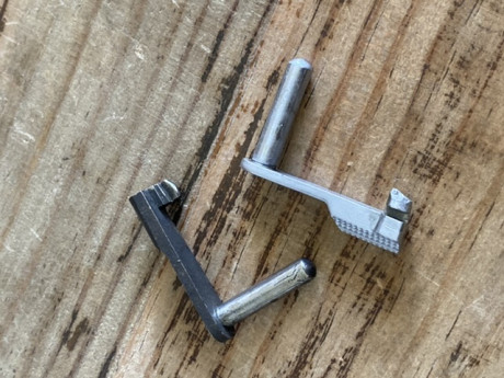 dos retenidas de corredera de 1911 
Precio 50 euros las dos. Se venden sueltas tambien a 25 euros cada 00