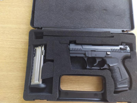 se vende walther P22, muy pocos disparos, lleva dos cargadores y su maletin.  tiene el cañon que termina 02