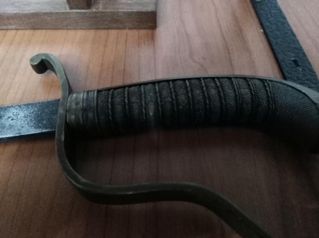 recientemente adquiri un cuchillo de trinchera aleman de 1ww,
tiene algunas manchas de oxido y otras de 72