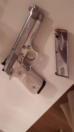 Buenas noches,

Vendo o mejor dicho regalo Taurus PT 92 9 mm muy cuidada en acero inox.
En perfecto estado 11