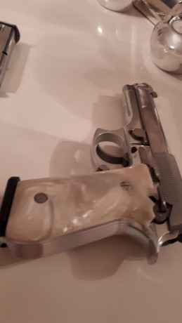 Buenas noches,

Vendo o mejor dicho regalo Taurus PT 92 9 mm muy cuidada en acero inox.
En perfecto estado 10