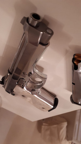 Buenas noches,

Vendo o mejor dicho regalo Taurus PT 92 9 mm muy cuidada en acero inox.
En perfecto estado 20