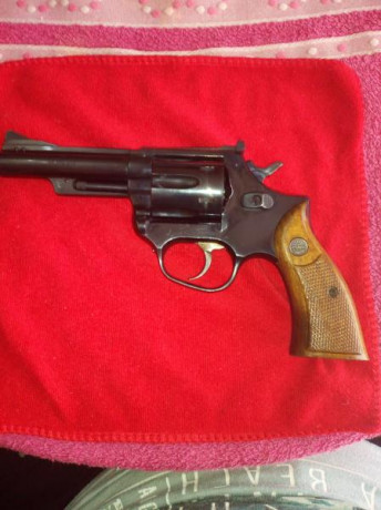 Hola se vende revólver Astra modelo 960 cal 38sp de 4 pulgadas  miras ajustables cachas original en perfecto 02
