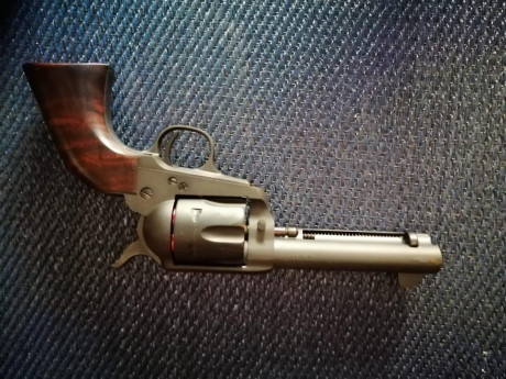 Primer revolver es un San Marco de 6" en segundo es un Pietta de 5" ambos en calibre 45 colt 01