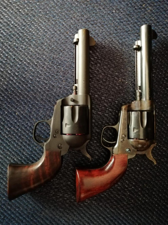 Primer revolver es un San Marco de 6" en segundo es un Pietta de 5" ambos en calibre 45 colt 00