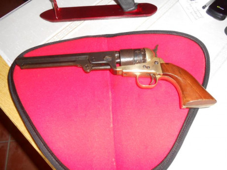 Vendo dos revolver avancarga en muy buen estado uno del 44 y  otro del 32 por 300 E
Telefono contacto 00