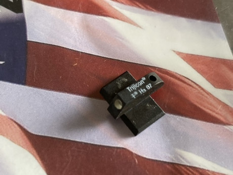 Punto de mira Trijicon de tritio . La anchura de la cola de milano es de 8,4 mm . El ancho del punto 3 00