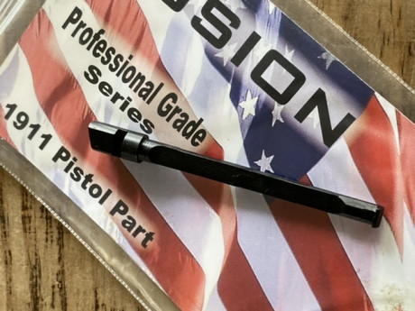 Uña extractora para 1911, nueva a estrenar . 30 euros puesta en casa . 
Saludos 00