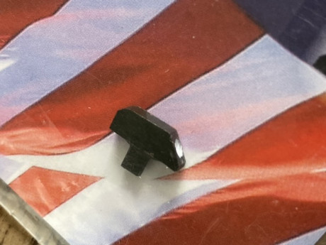 Vendido. Punto de mira de 1911 clasico, para remachar . 
Precio 15 euros.
Saludos 00