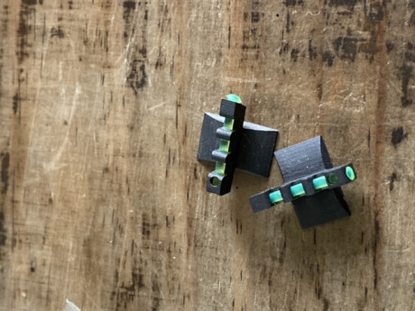 Puntos de mira de fibra verdes . Cola de milano de 8,4 mm 
20 euros cada uno 
Saludos 00