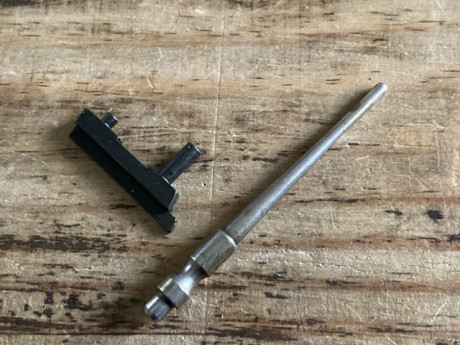 VENDIDA. Aguja percutora y expulsor de 1911 , cal .45 ACP.
40 euros los dos .
Saludos . 00