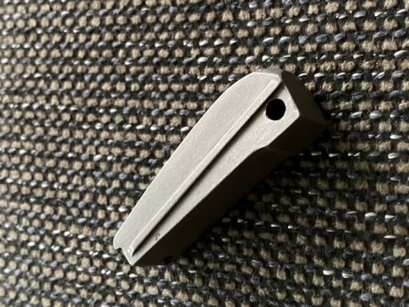 Vendido. Lomo de empuñadura de 1911 , curbo con cuadrillado a 25 lineas por pulgada. Completo con su muelle 02