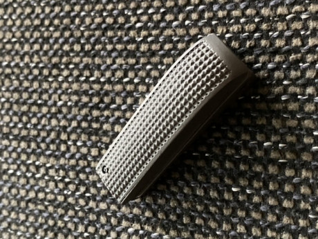 Vendido. Lomo de empuñadura de 1911 , curbo con cuadrillado a 25 lineas por pulgada. Completo con su muelle 01