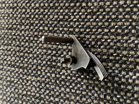 Vendida, aleta de seguro de 1911 inox. Precio 30 euros.
Saludos . 00