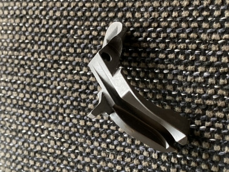 Vendida, rabera seguro de empuñadura 1911inox. Tiene la aleta del seguro de empuñadura acortada para desactivarlo. 00