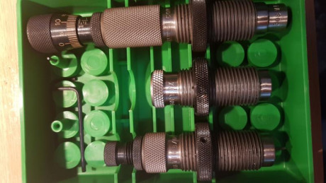 Por no usar, vendo este juego de dies Redding calibre 308 Winchester:
- Neck sizer type S, con 4 bushings 01