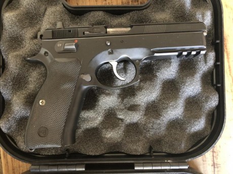 pistola 9mm CZ SP01  , con martillo y fiador Match . Poco uso . Se completa con dos cargadores extras 00