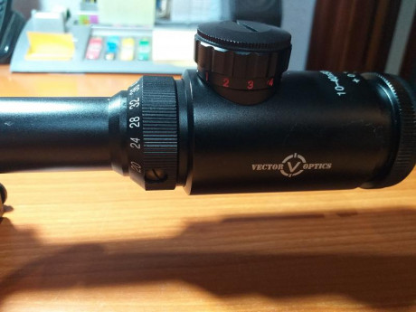 Vendo visor para carabina mara VECTOR OPTICS 10-40x50, en muy buen estado y sin ninguna marca, reticula 01