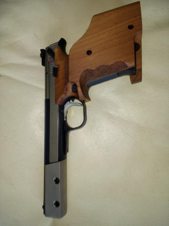 La pistola es la Suiza, está mejorada con contrapeso de 160 gramos, cacha anatómica Nill, talla M (nueva). 02