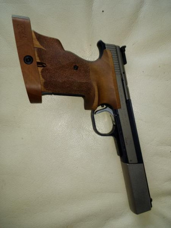 La pistola es la Suiza, está mejorada con contrapeso de 160 gramos, cacha anatómica Nill, talla M (nueva). 01