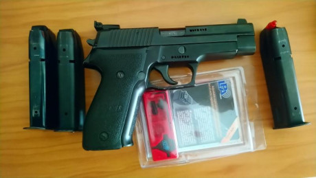 Vendo Sig Sauer P226 en calibre 9 Pb.
2 cargadores originales y uno Mecgar
Alzas originales y unas graduables 01