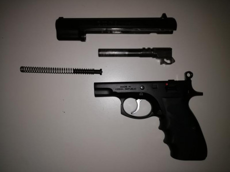 Hola vendo CZ75B con tres cargadores, cacha neopreno y original, caja original y funda bikini.
También 00