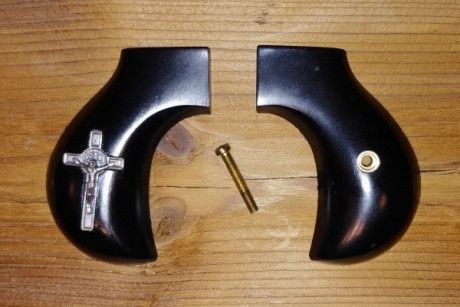 Vendo cachas Uberti Colt SAA para Grip Thunderer, compradas y nunca utilizadas, nuevas. 50 euros entregadas 02
