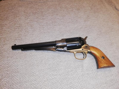 Buenos dias, vendo revolver Santa Barbara calibre 44 en muy buen estado por 450 €, esta en Malaga para 01