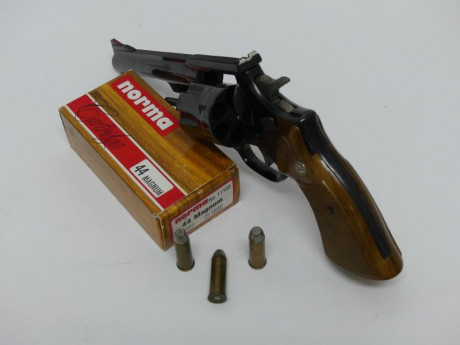 Buenas.
Un amigo me pide que ponga a la venta su revólver Astra. Es de 6" y en calibre .44 magnum. 02