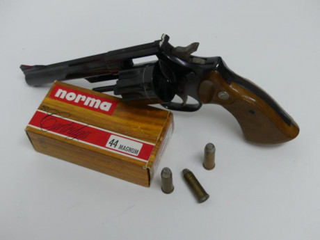 Buenas.
Un amigo me pide que ponga a la venta su revólver Astra. Es de 6" y en calibre .44 magnum. 01