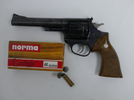Buenas.
Un amigo me pide que ponga a la venta su revólver Astra. Es de 6" y en calibre .44 magnum. 00