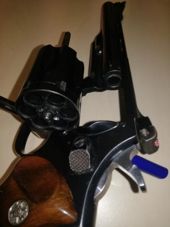 Hola vendo CZ75B con tres cargadores, cacha neopreno y original, caja original y funda bikini.
También 12