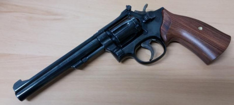 Hola a todos:
Pues lo dicho, vendo revólver Smith Wesson modelo 17 armazón K, en calibre 22. Con el revólver 02