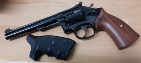 Hola a todos:
Pues lo dicho, vendo revólver Smith Wesson modelo 17 armazón K, en calibre 22. Con el revólver 01