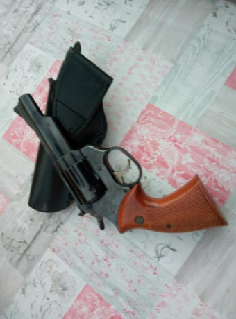REVÖLVER de 4 pulgadas y cachas de madera.
Se vende por falta de uso.
Impecable, con muy pocos disparos 02