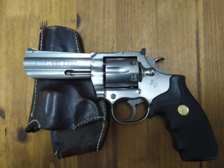 Vendo revolver king cobra de 4 pulgadas.
Con dos cargadores rapidos, una cacha de combate y otra de madera. 02