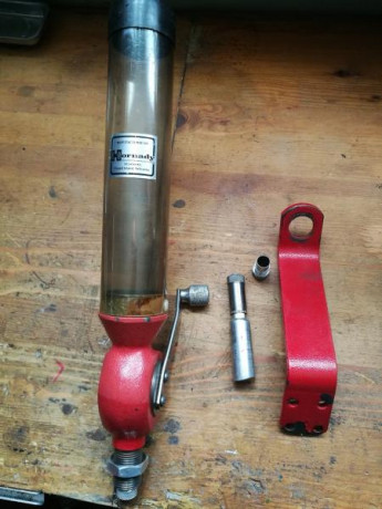 Vendo dosificador manual de pólvora Hornady en perfectas condiciones de uso.
Se vende con dos dosificadores 01