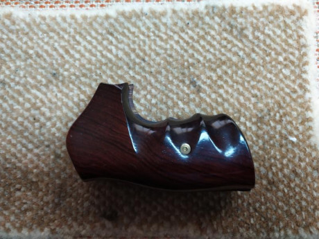 Vendo revolver king cobra de 4 pulgadas.
Con dos cargadores rapidos, una cacha de combate y otra de madera. 10