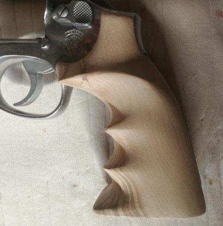 Pues eso busco cachas para revolver S & W redondas K L (round butt) madera, me gustan tipo combat 81