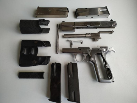 Vendo pistola FN BROWNING HP 35 9 mm. pb. Es de las fabricadas en Bélgica. Funcionando, sin ningún problema. 02