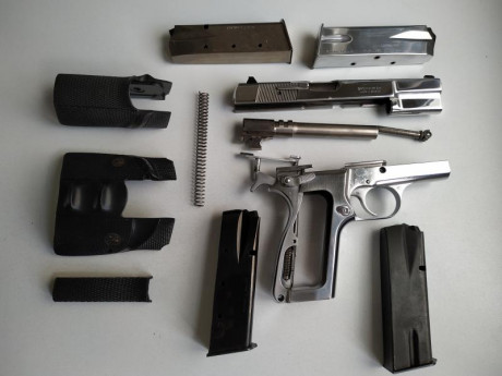 Vendo pistola FN BROWNING HP 35 9 mm. pb. Es de las fabricadas en Bélgica. Funcionando, sin ningún problema. 01